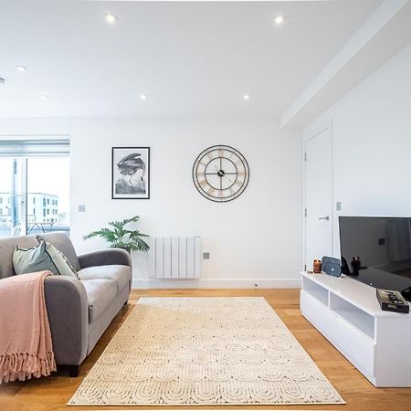 Luxe & Stylish 1 & 2 Bed Flats Near Heathrow, Legoland, & Windsor Slough Extérieur photo