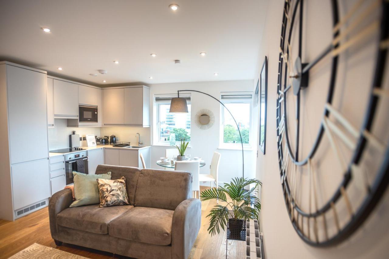 Luxe & Stylish 1 & 2 Bed Flats Near Heathrow, Legoland, & Windsor Slough Extérieur photo
