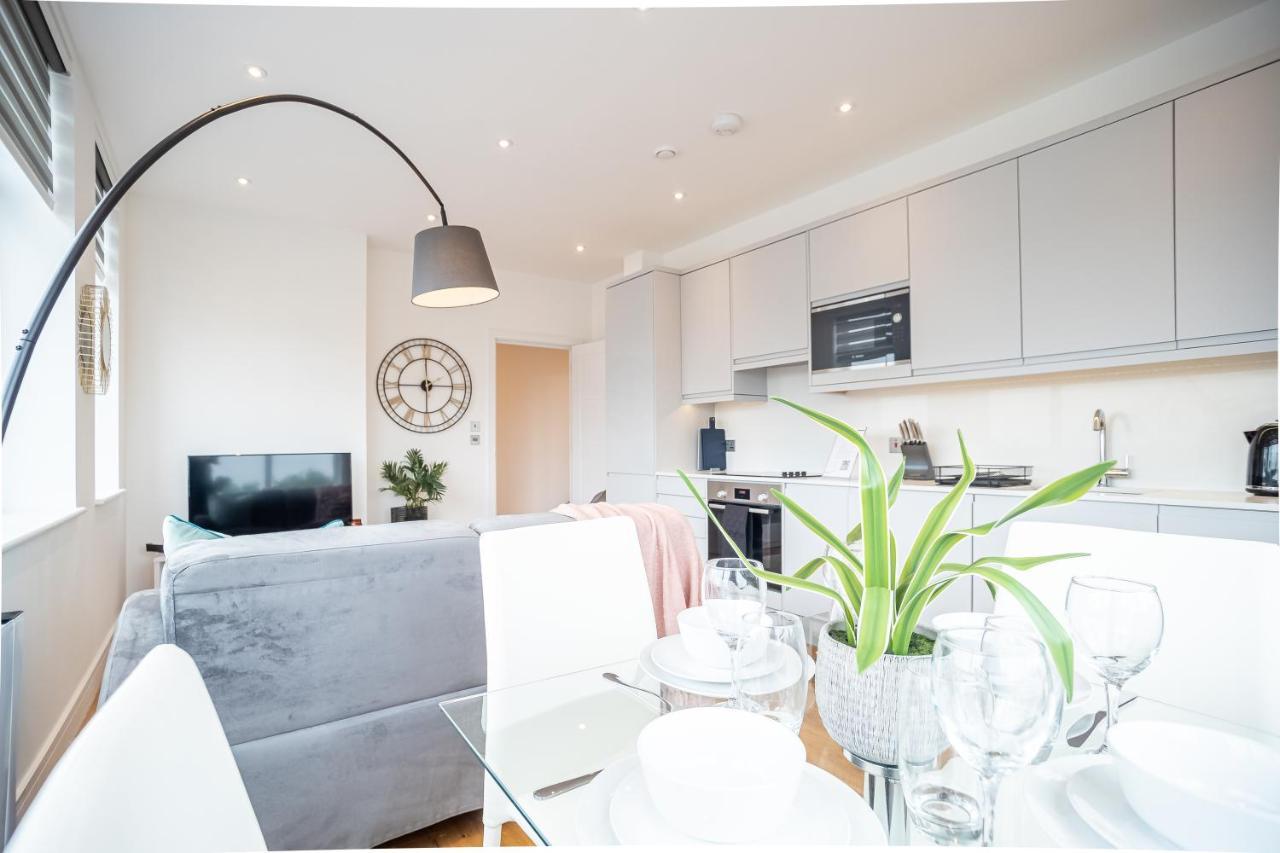 Luxe & Stylish 1 & 2 Bed Flats Near Heathrow, Legoland, & Windsor Slough Extérieur photo