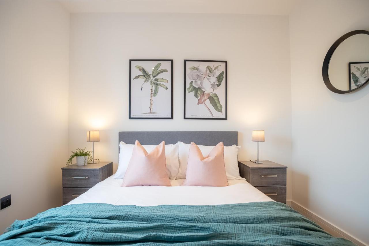 Luxe & Stylish 1 & 2 Bed Flats Near Heathrow, Legoland, & Windsor Slough Extérieur photo