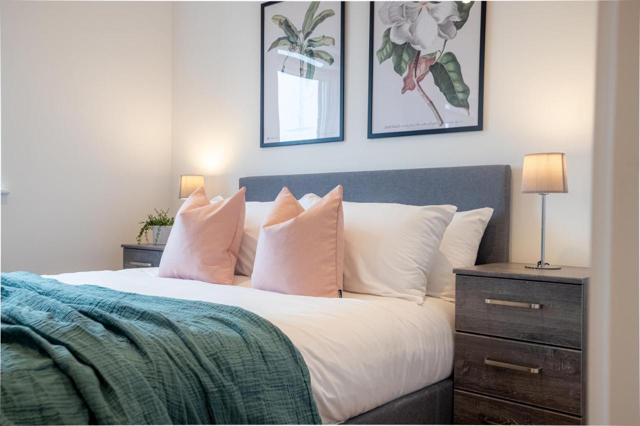 Luxe & Stylish 1 & 2 Bed Flats Near Heathrow, Legoland, & Windsor Slough Extérieur photo