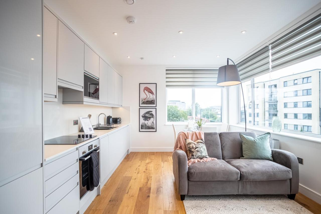 Luxe & Stylish 1 & 2 Bed Flats Near Heathrow, Legoland, & Windsor Slough Extérieur photo
