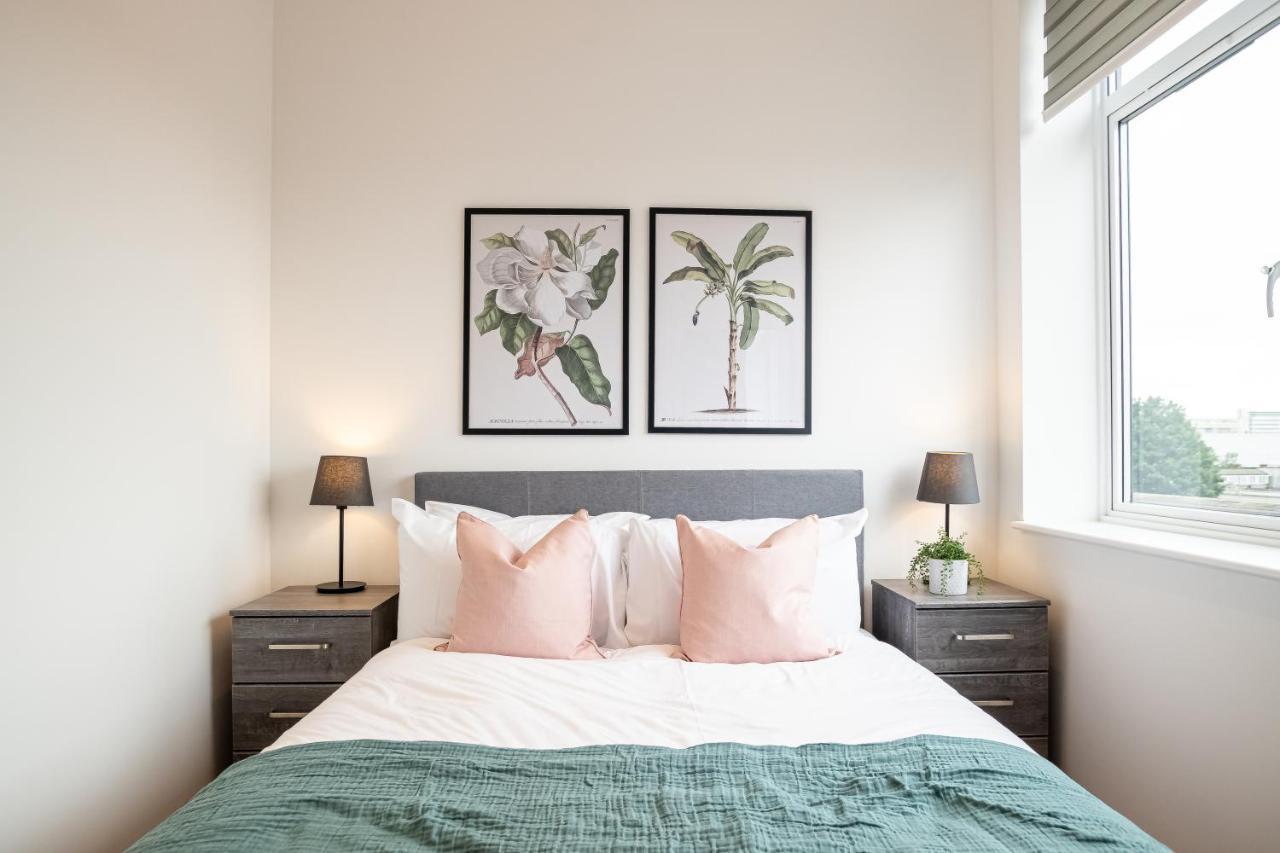 Luxe & Stylish 1 & 2 Bed Flats Near Heathrow, Legoland, & Windsor Slough Extérieur photo