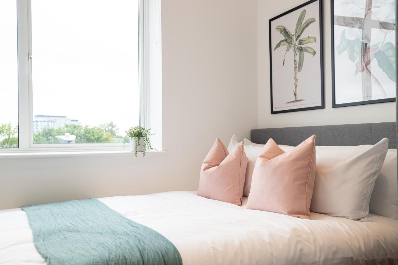 Luxe & Stylish 1 & 2 Bed Flats Near Heathrow, Legoland, & Windsor Slough Extérieur photo