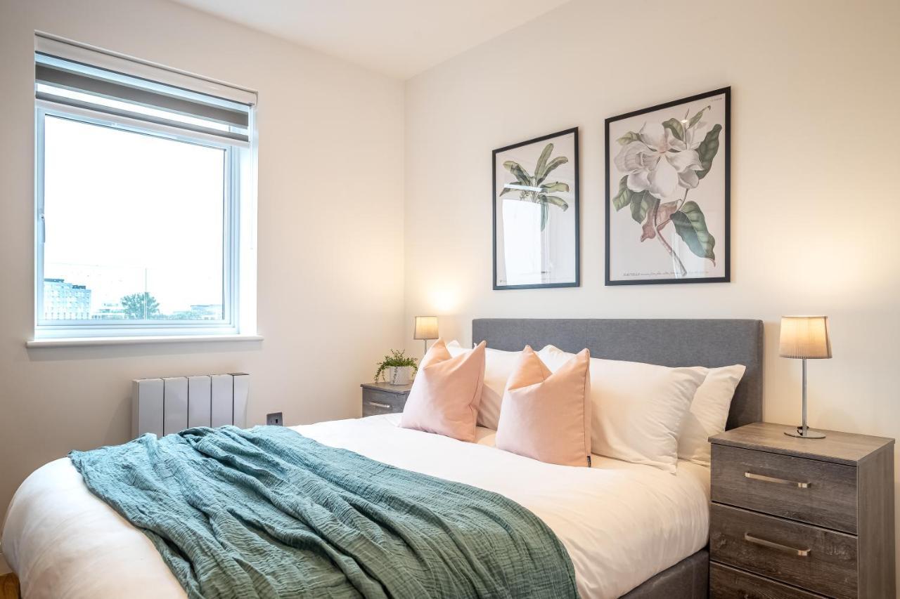 Luxe & Stylish 1 & 2 Bed Flats Near Heathrow, Legoland, & Windsor Slough Extérieur photo