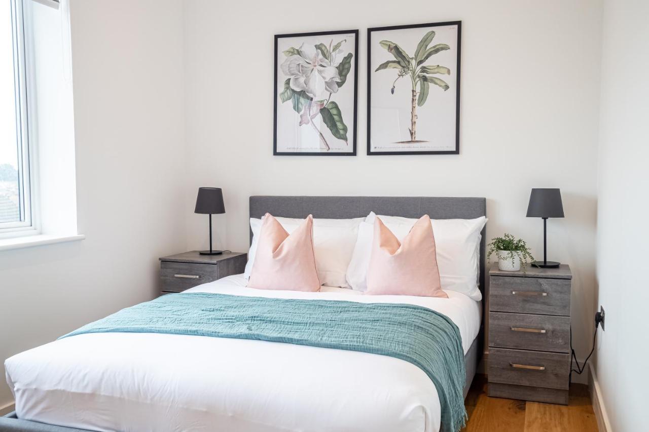 Luxe & Stylish 1 & 2 Bed Flats Near Heathrow, Legoland, & Windsor Slough Extérieur photo