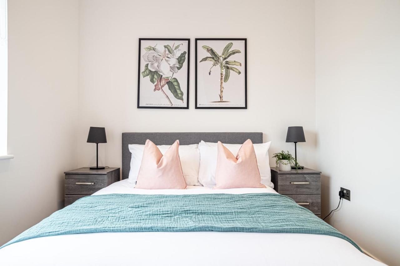 Luxe & Stylish 1 & 2 Bed Flats Near Heathrow, Legoland, & Windsor Slough Extérieur photo