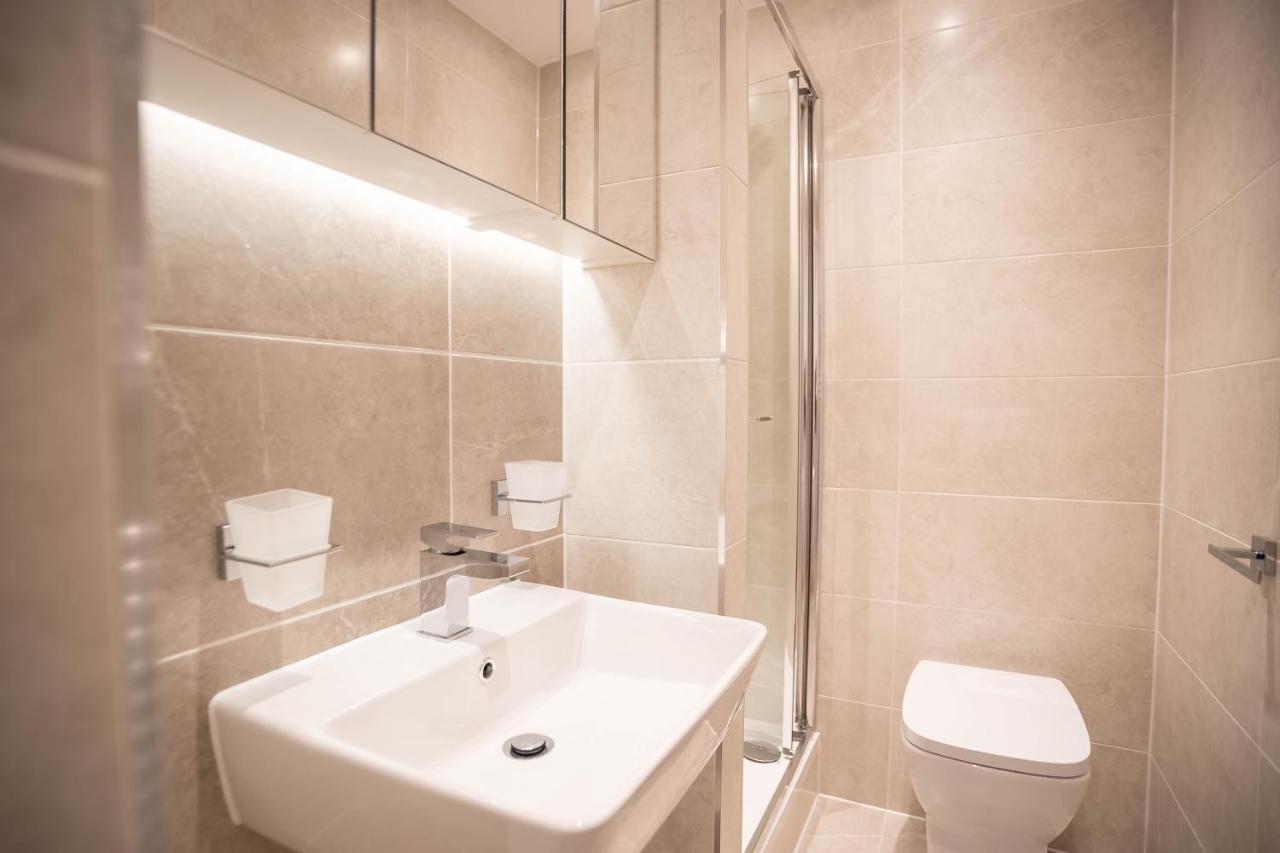 Luxe & Stylish 1 & 2 Bed Flats Near Heathrow, Legoland, & Windsor Slough Extérieur photo