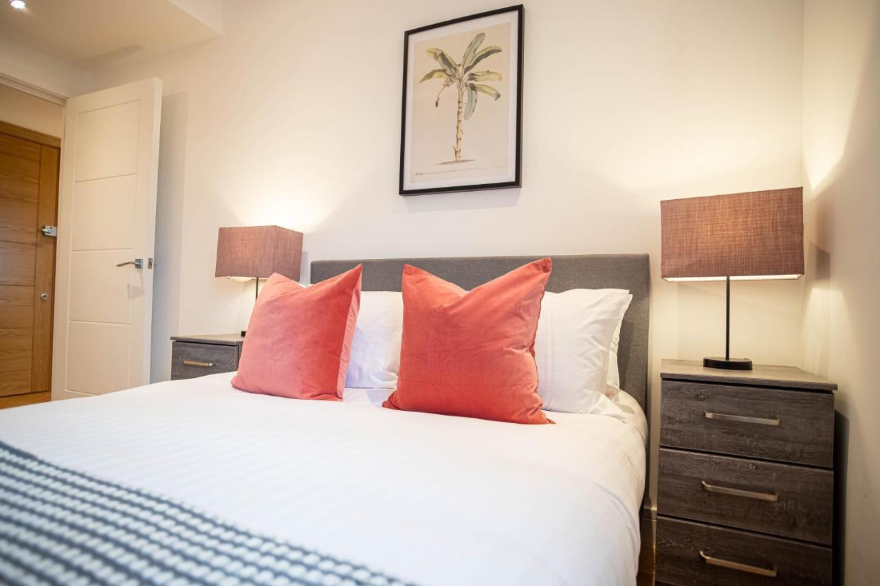 Luxe & Stylish 1 & 2 Bed Flats Near Heathrow, Legoland, & Windsor Slough Extérieur photo