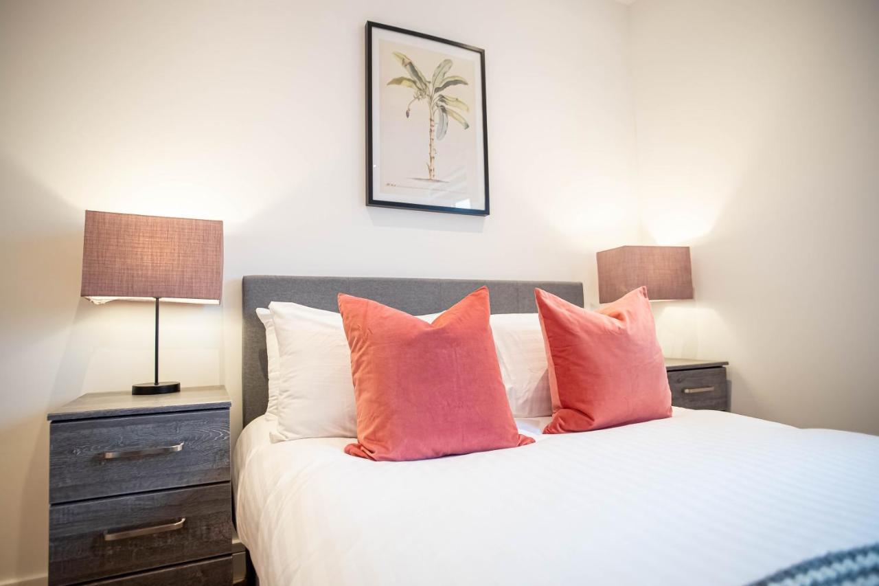Luxe & Stylish 1 & 2 Bed Flats Near Heathrow, Legoland, & Windsor Slough Extérieur photo